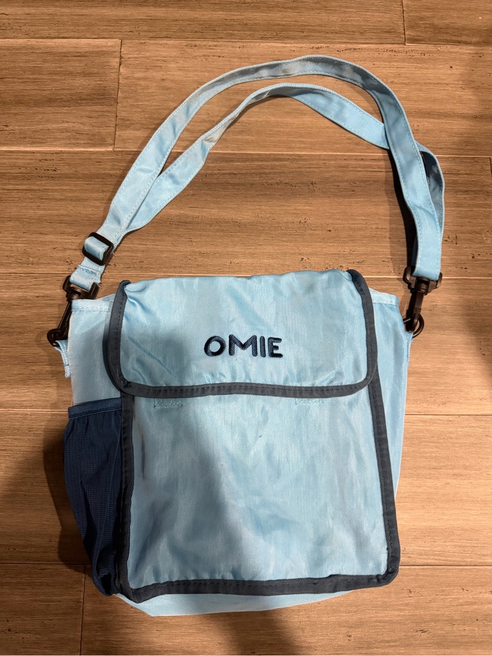 OMIE Light Blue Lunchbag with Dark Trim